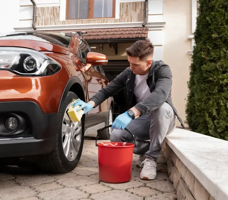 Lavage auto à domicile Saint-Pompain : professionnel intervenant sur un véhicule